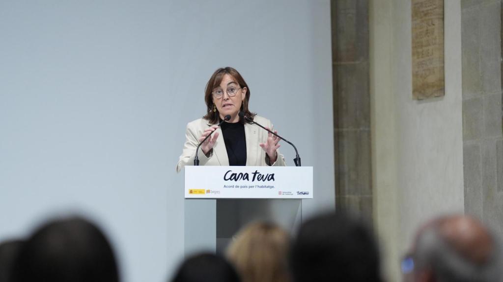 La portavoz del Govern, Sílvia Paneque, durante la firma un protocolo para la gestión del patrimonio de la Entidad Estatal de Vivienda procedente de la Sareb