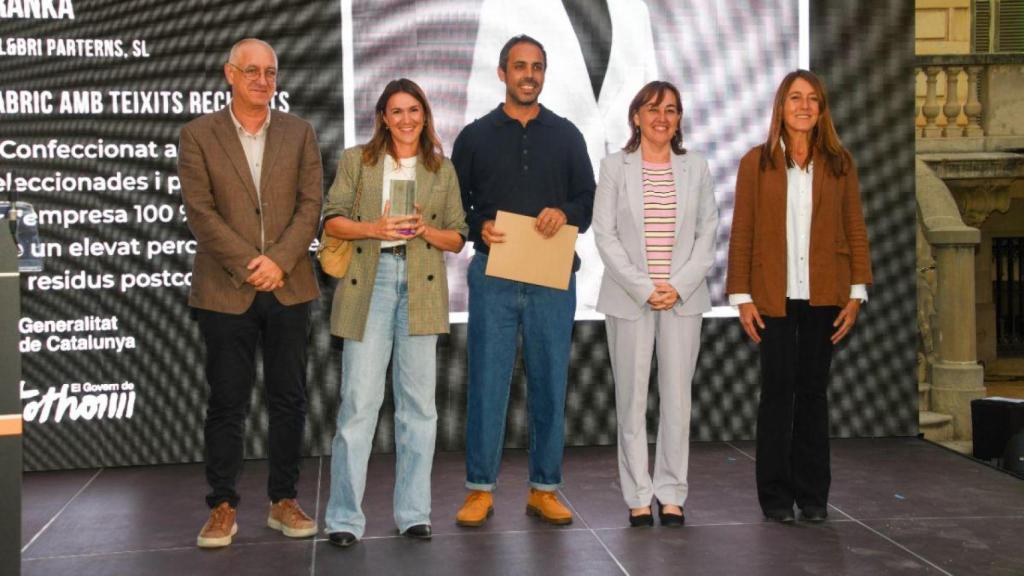 Los galardonados del Premi Catalunya d’Ecodisseny, junto a la 'consellera' Sílvia Paneque