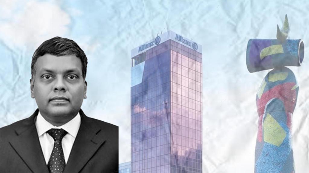 El cónsul Inbasekar Sundaramurthi con la Torre Allianz de fondo