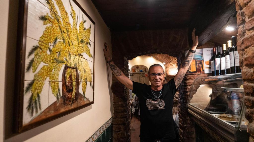 Joan Ricart, dueño de El Glop, en su restaurante del barrio de Gracia de Barcelona