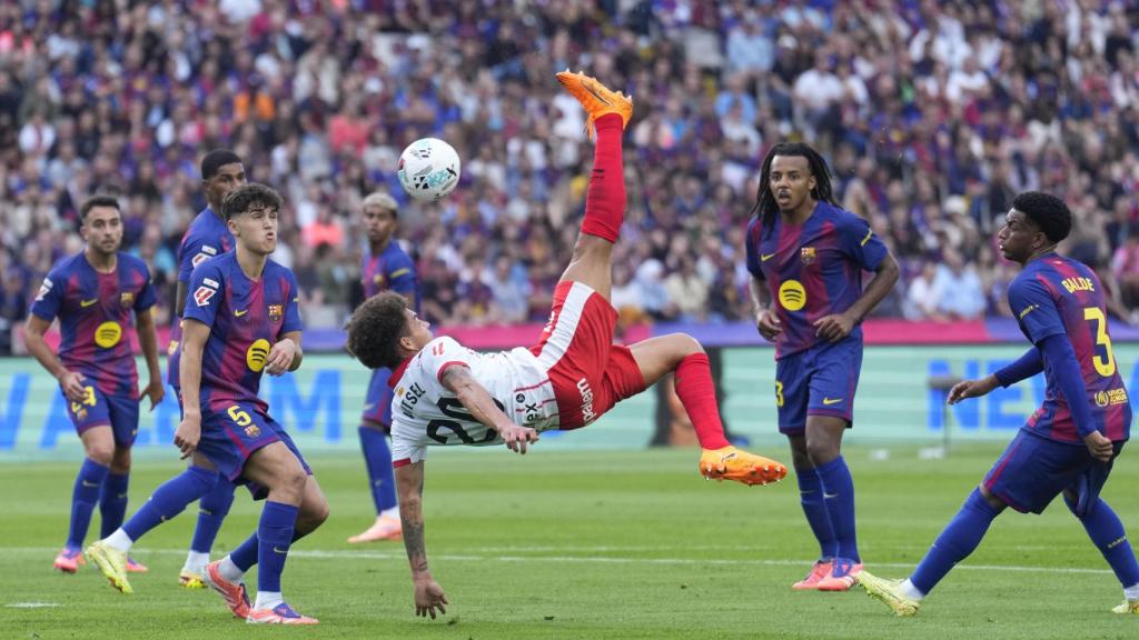 Axel Witsel marca un golàs de xilena al derbi Barça-Girona a Montjuïc