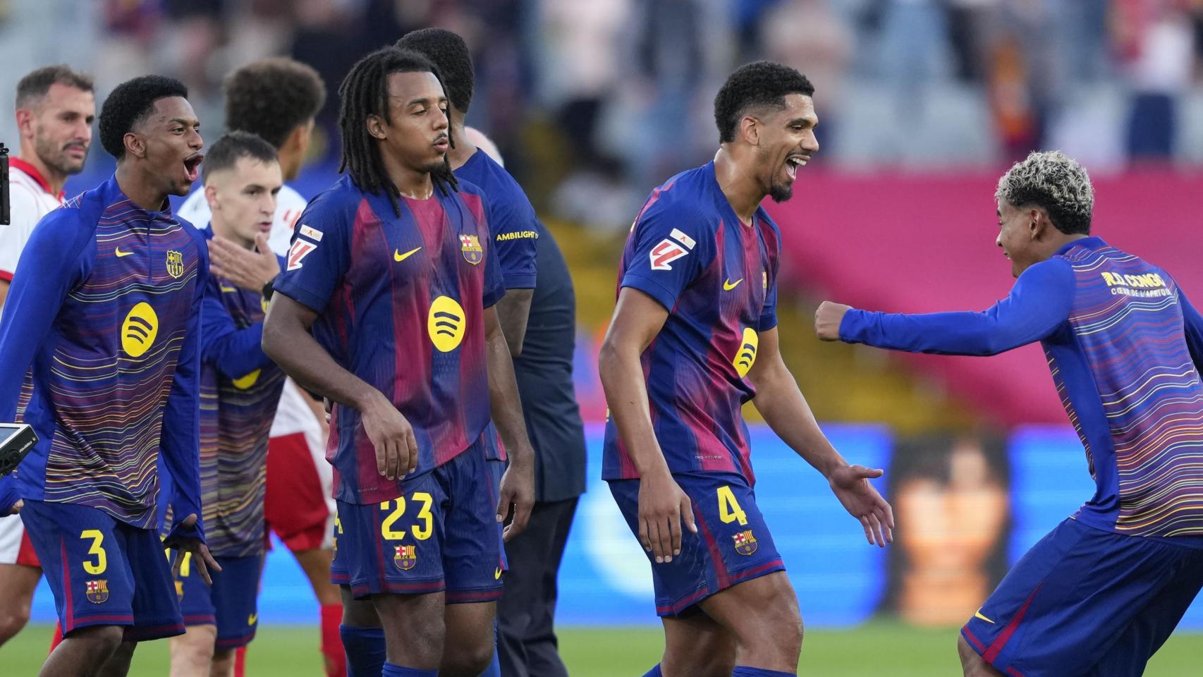 Lamine Yamal felicita a Ronald Araujo por el gol de la victoria en el derbi Barça-Girona