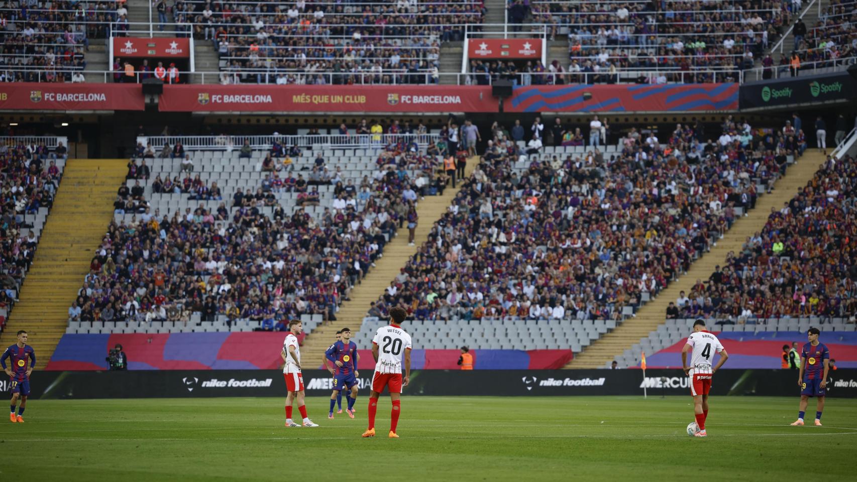 Los jugadores del Barça y del Girona detienen el inicio del derbi en Montjuïc, en protesta contra el partido de Liga en Miami