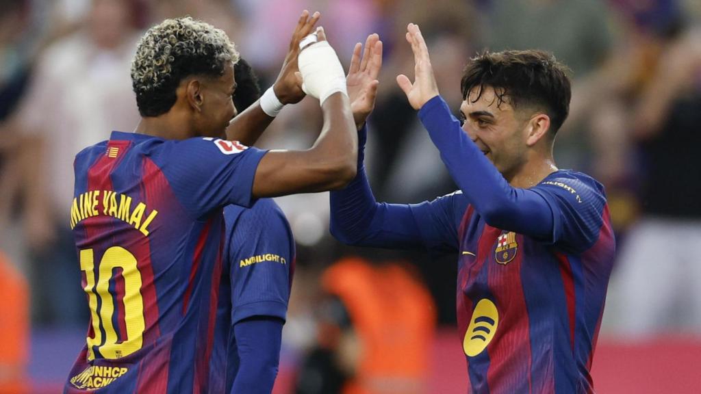Lamine Yamal felicita a Pedri por su gol en el Barça-Girona