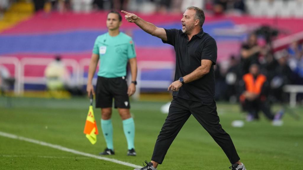 Hansi Flick emula a Laporta: doble ‘botifarra’ tras ser expulsado por Gil Manzano antes del clásico