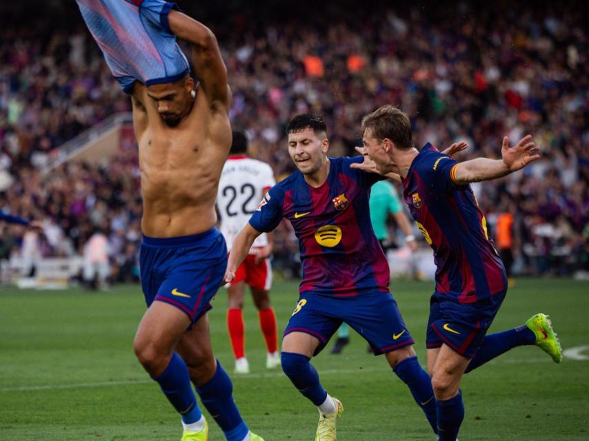 Ronald Araujo arranca a correr pletórico, tras marcar el gol de la victoria en el Barça-Girona