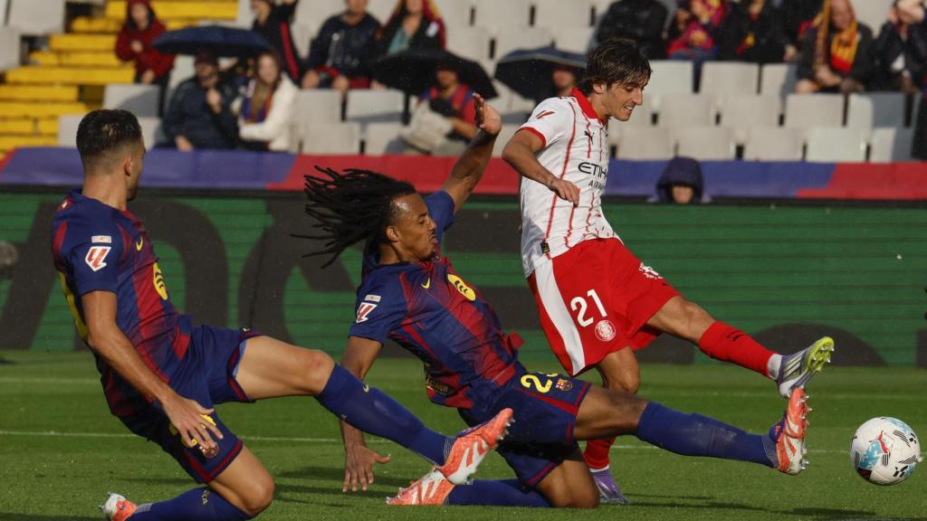 Bryan Gil tira a portería en el Barça-Girona