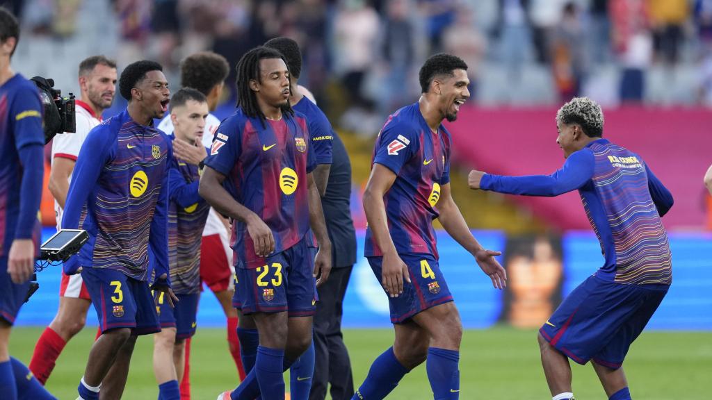 Lamine Yamal felicita a Ronald Araujo por el gol de la victoria en el derbi Barça-Girona