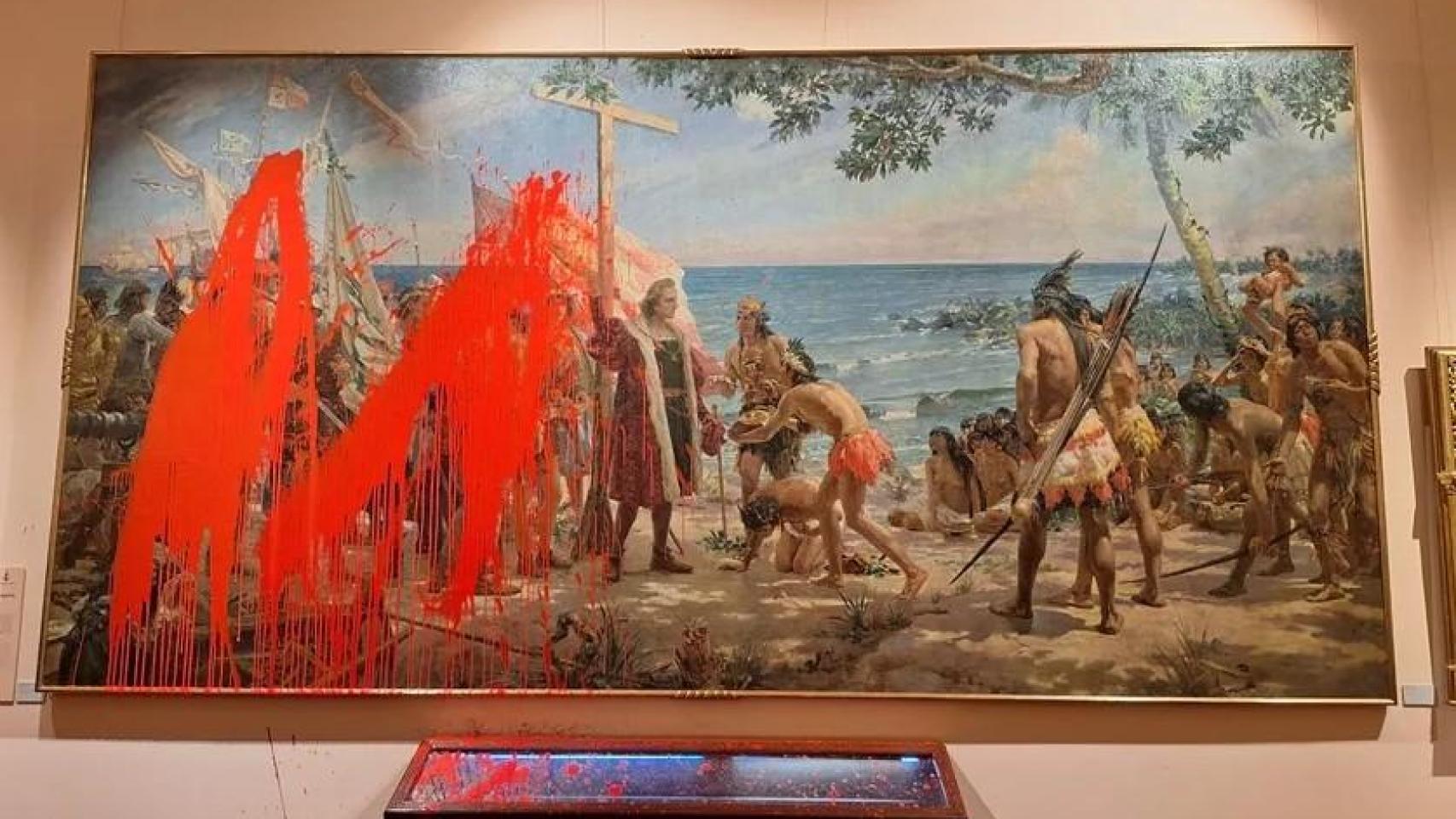 Activistas lanzan pintura roja biodegradable sobre un cuadro en el Museo Naval
