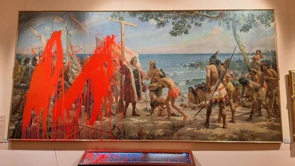 Activistas lanzan pintura roja biodegradable sobre un cuadro en el Museo Naval