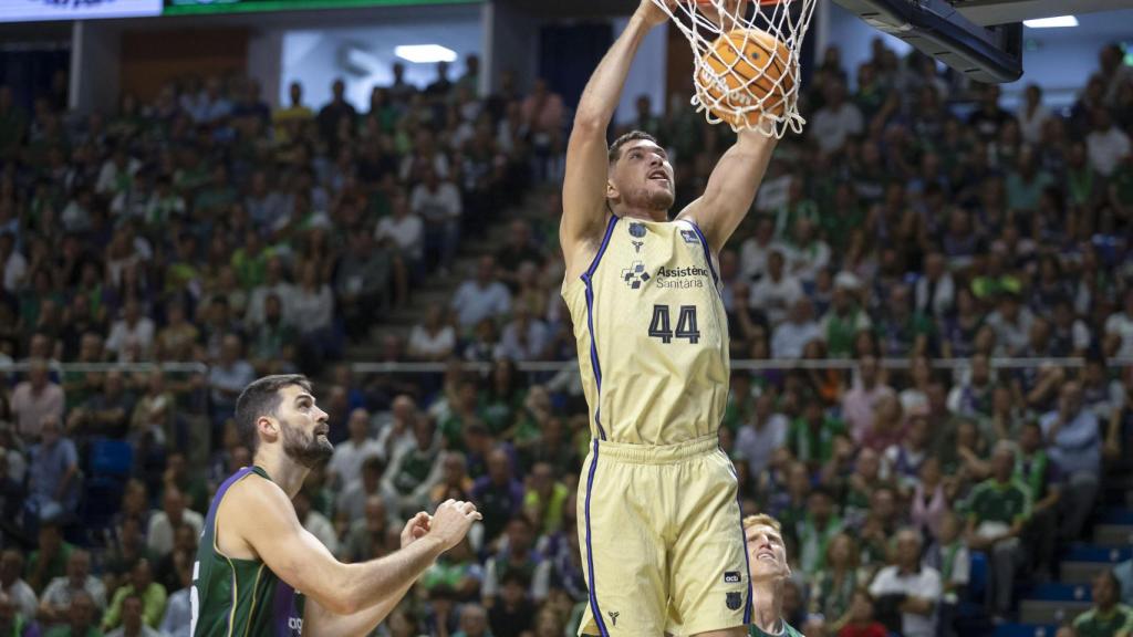 Joel Parra machaca el aro en el Unicaja-Barça de basket