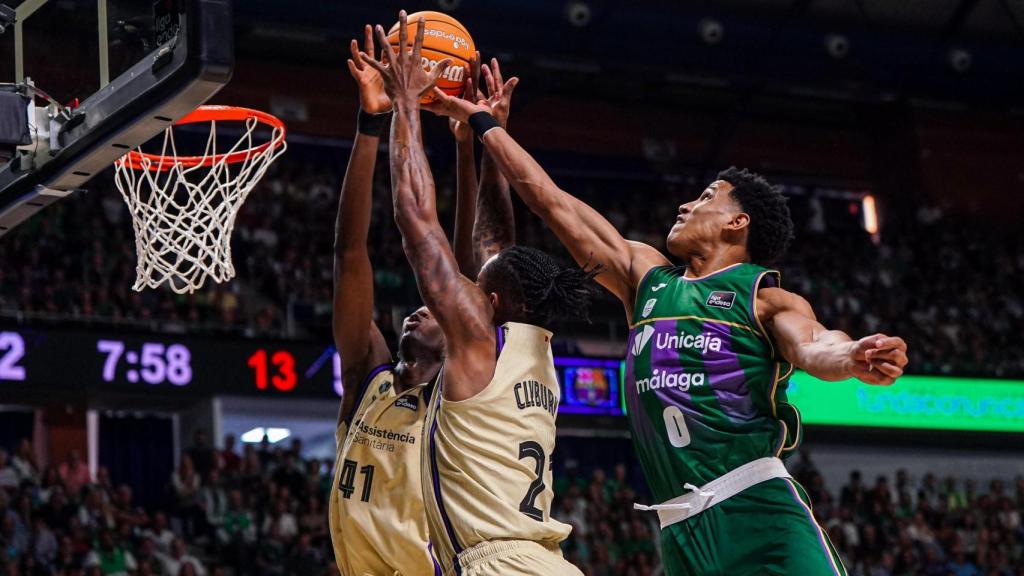 Will Clyburn realiza un mate en el Unicaja-Barça de basket