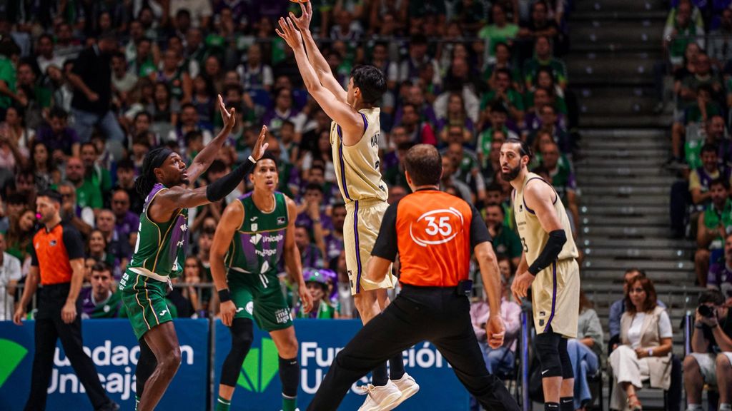 Juani Marcos es destapa amb un triple a l'Unicaja-Barça de bàsquet de Lliga ACB