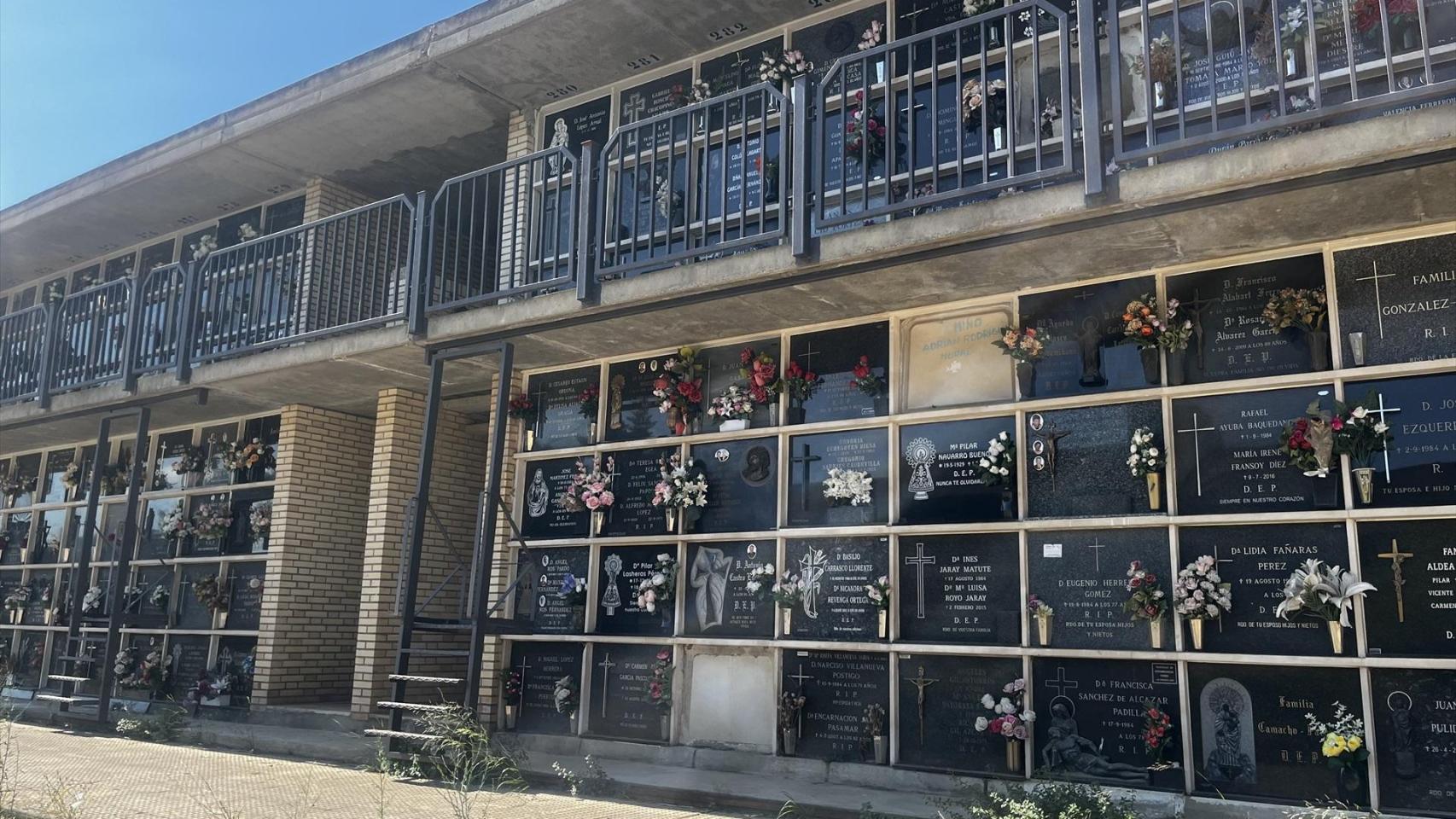 Imagen de nichos en un cementerio / EP