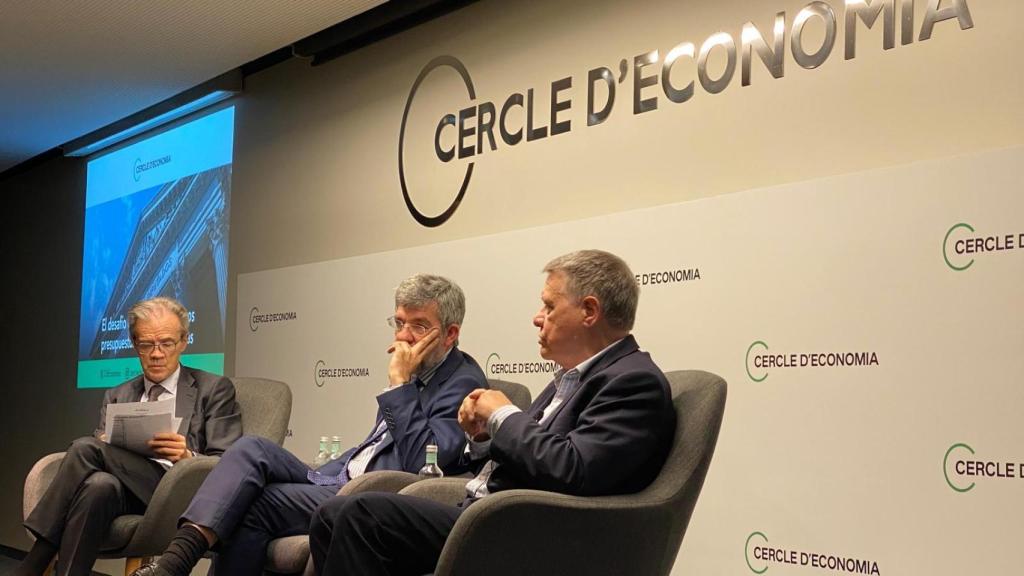 Alberto Nadal (c), Jordi Sevilla (d) y Jordi Gual en el debate del Cercle d’Economia