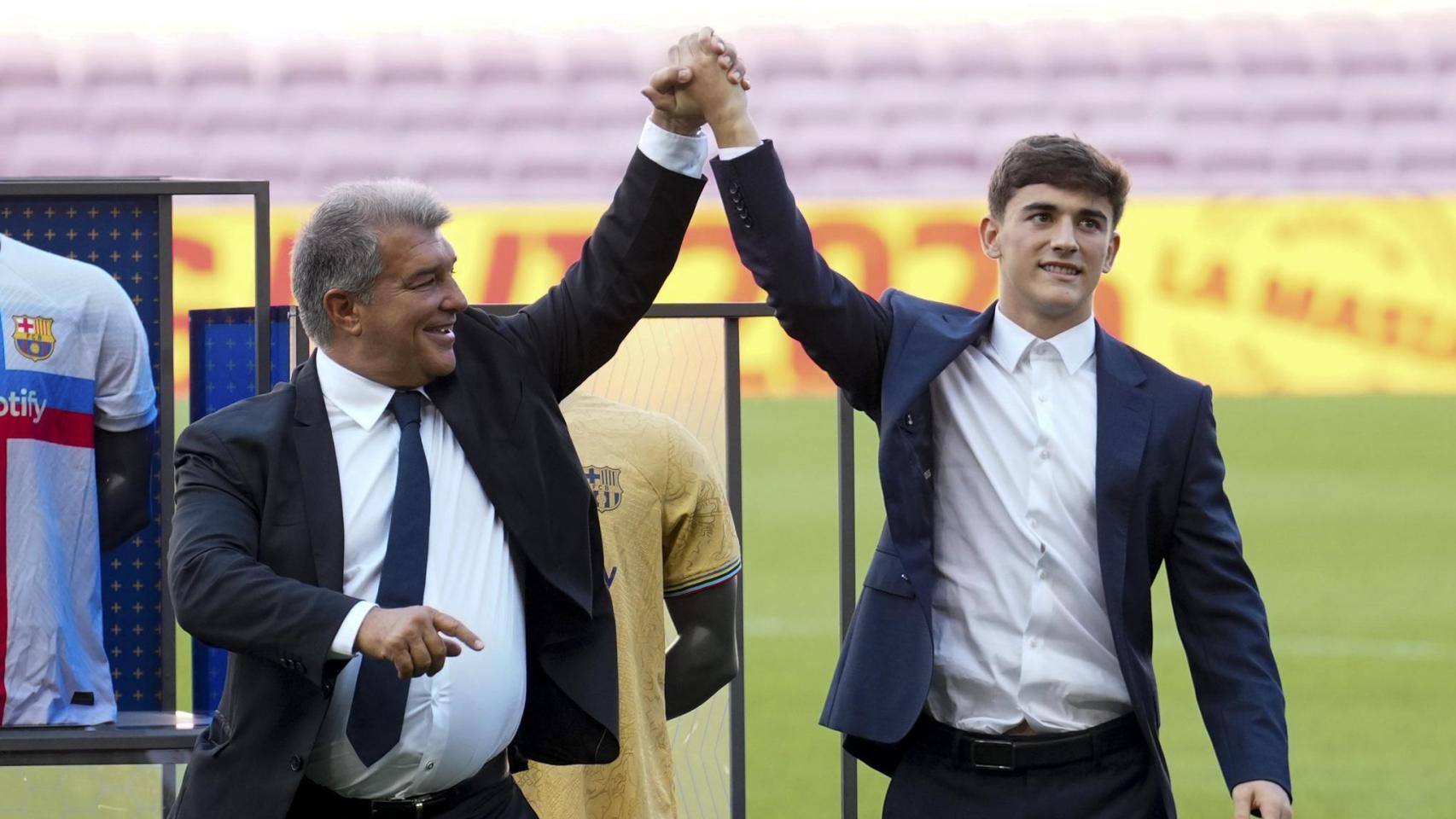 Joan Laporta y Gavi, durante el acto de renovación del centrocampista, en 2022