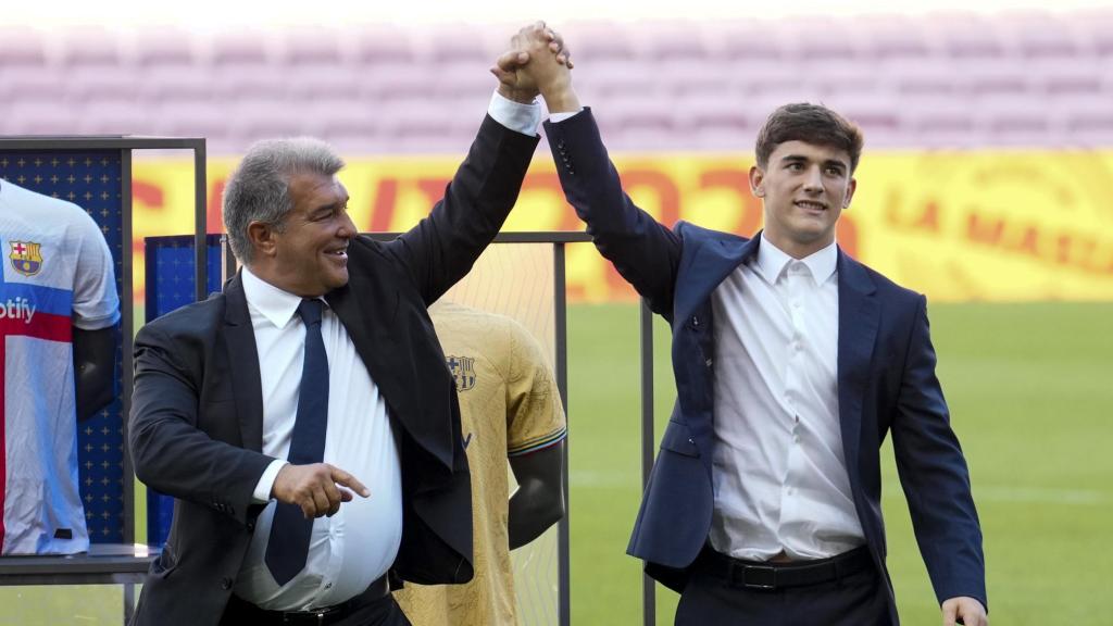Joan Laporta y Gavi, durante el acto de renovación del centrocampista, en 2022