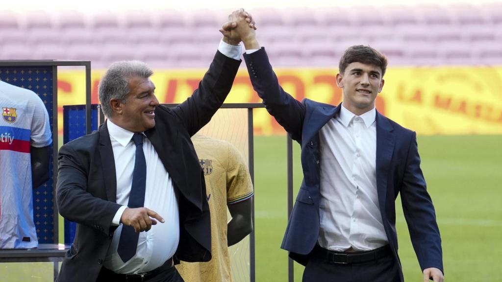 Joan Laporta y Gavi, durante el acto de renovación del centrocampista, en 2022