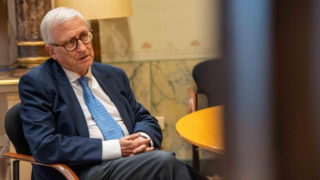 Especialista en estudios sobre federalismo y relaciones intergubernamentales, ha impartido docencia de modo regular en varias universidades extranjeras