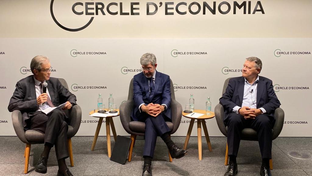 Alberto Nadal (c), Jordi Sevilla (d) y Jordi Gual en el debate del Cercle d’Economia