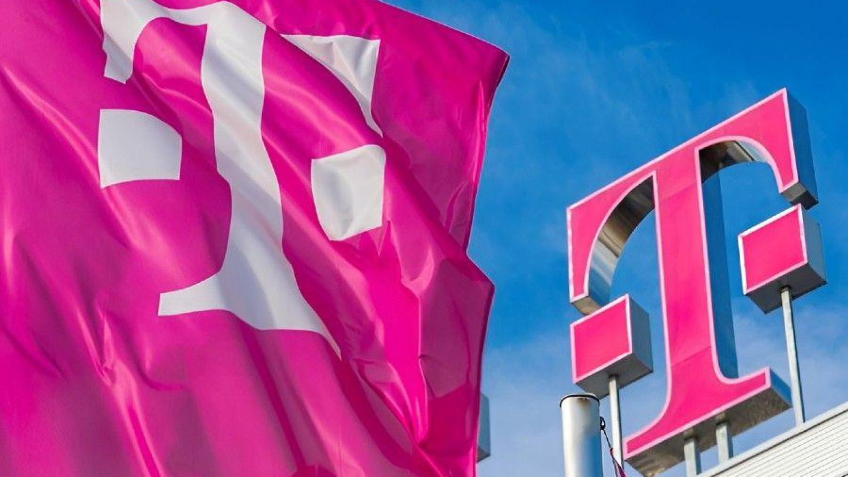 Bandera y logo de T-Systems