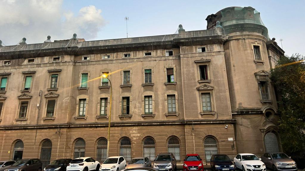 Edificio de la antigua estación de La Sagrera