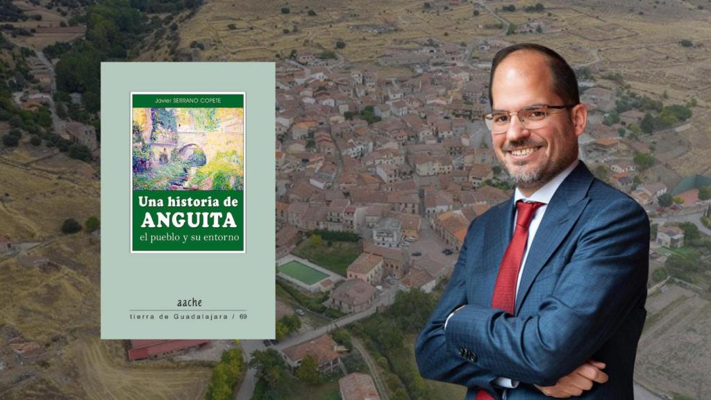 El notario Javier Serrano Copete junto a su libro sobre Anguita