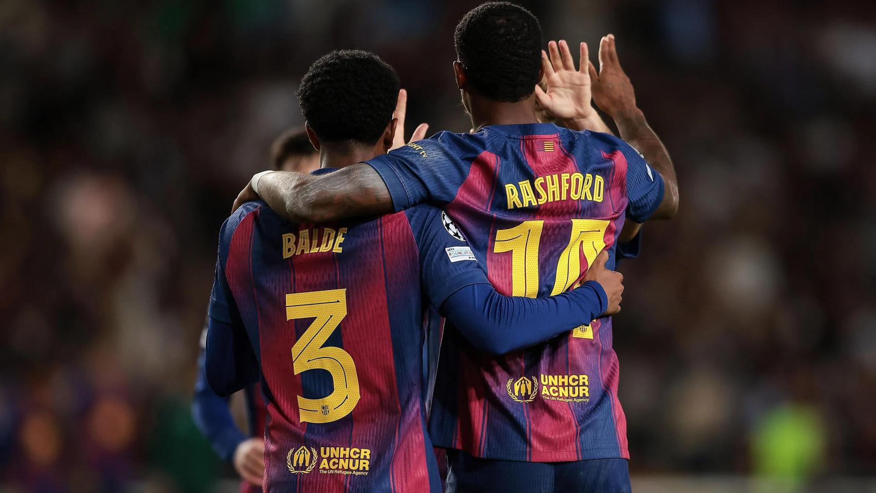 Alejandro Balde y Marcus Rashford celebran un gol del Barça al Olympiacos