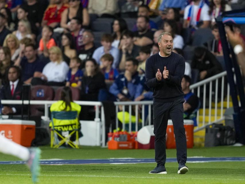 Hansi Flick en el Barça-Olympiacos de la Champions League