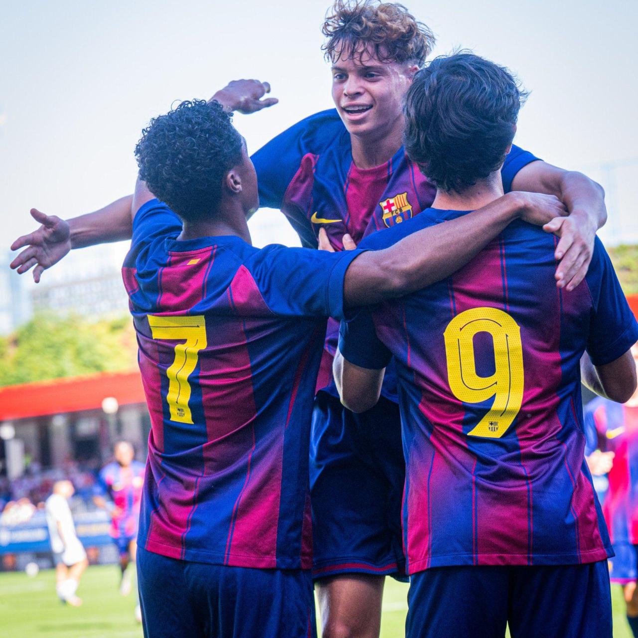 Orian Goren, Justin Kluivert i Adri Guerrero celebren un gol contra l'Olympiacos a la UEFA Youth League
