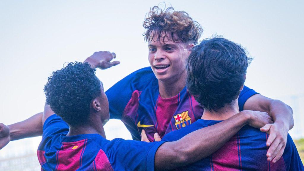 Orian Goren, Justin Kluivert y Adri Guerrero celebran un gol ante el Olympiacos en la UEFA Youth League