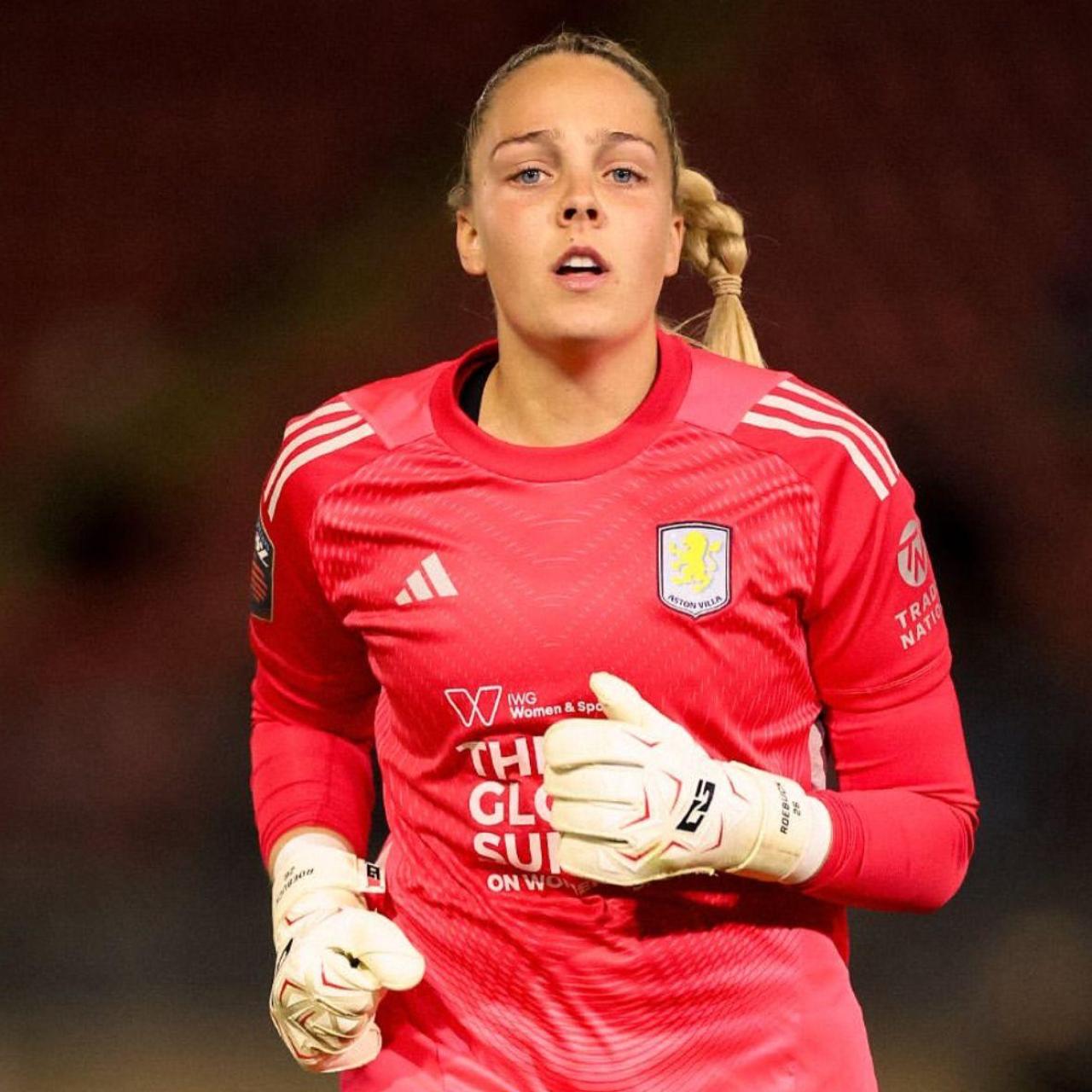 Ellie Roebuck con el Aston Villa
