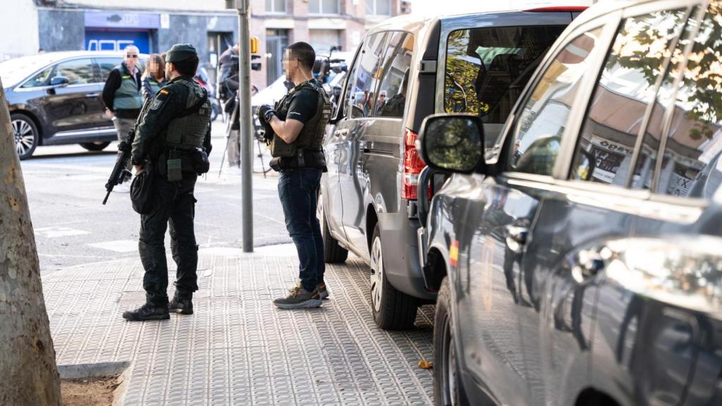 Agents de la Guardia Civil durant el registre d'un local de l'Eixample de Barcelona