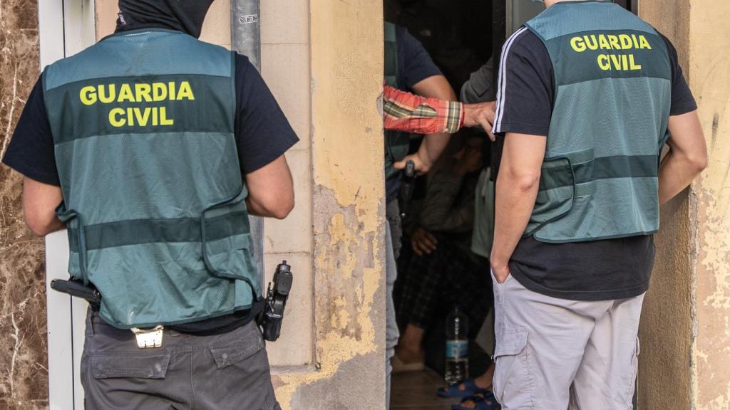 Agents de la Guàrdia Civil en un registre anterior