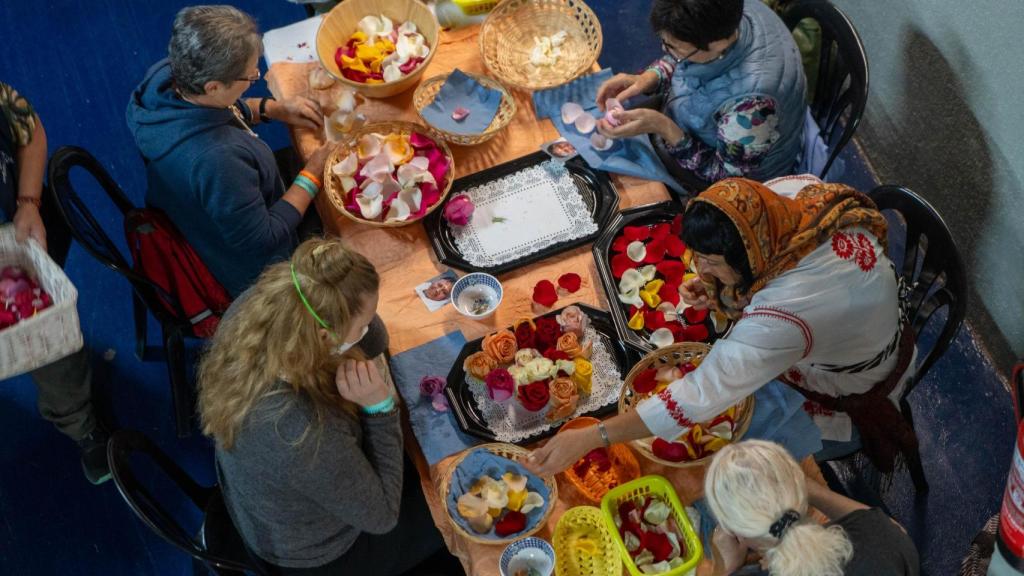 Varias voluntarias preparan las cestas de pétalos de flores que Amma usa en sus audiencias