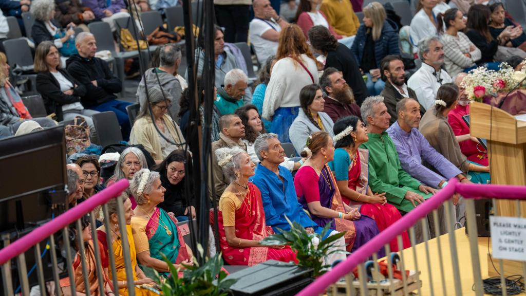 Centenares de personas esperan la llegada de Amma al Palau d'Esports de Granollers