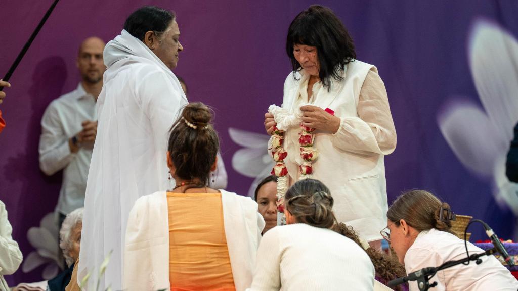 La comunidad de Amma en España recibe a la gurú en Granollers con una ofrenda floral
