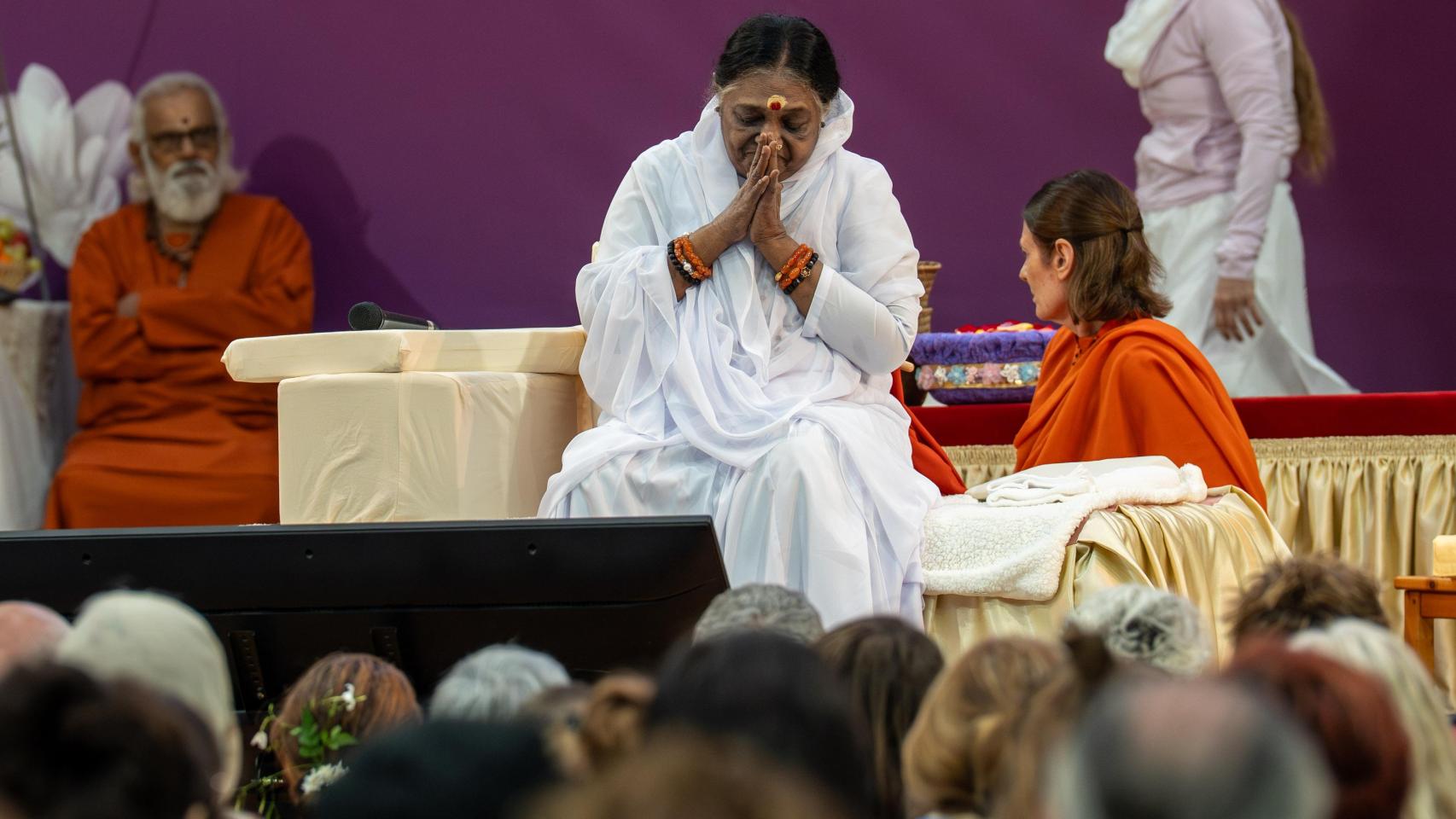 La gurú hindú Amma conduce una meditación ante miles de devotos en Granollers
