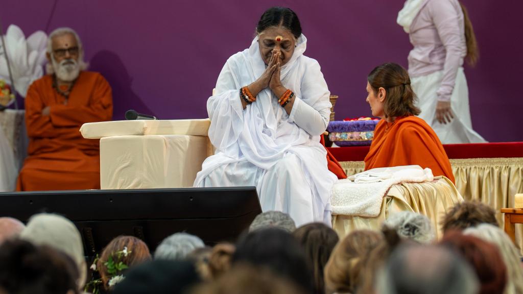 La gurú hindú Amma conduce una meditación ante miles de devotos en Granollers
