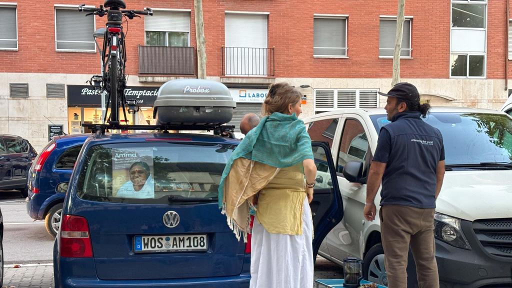 Una familia llega desde Alemania para conocer a Amma