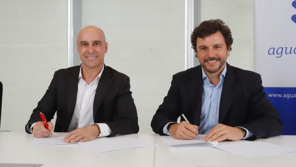 El director general de Veolia Chile y Perú, Elier González (i), junto al gerente general de Aguas Pacífico, Javier Moreno Hueyo (d)