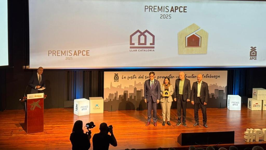 El presidente de la Generalitat, Salvador Illa, y el presidente de Apce, Xavier Vilajoana, entregando uno de los premios APCE 2025