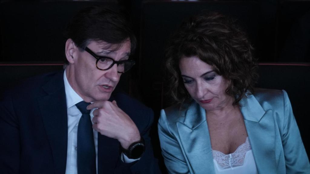 El president de la Generalitat, Salvador Illa, y la vicepresidenta primera del Gobierno y ministra de Hacienda, María Jesús Montero, durante la segunda edición del foro 'World in Progress'