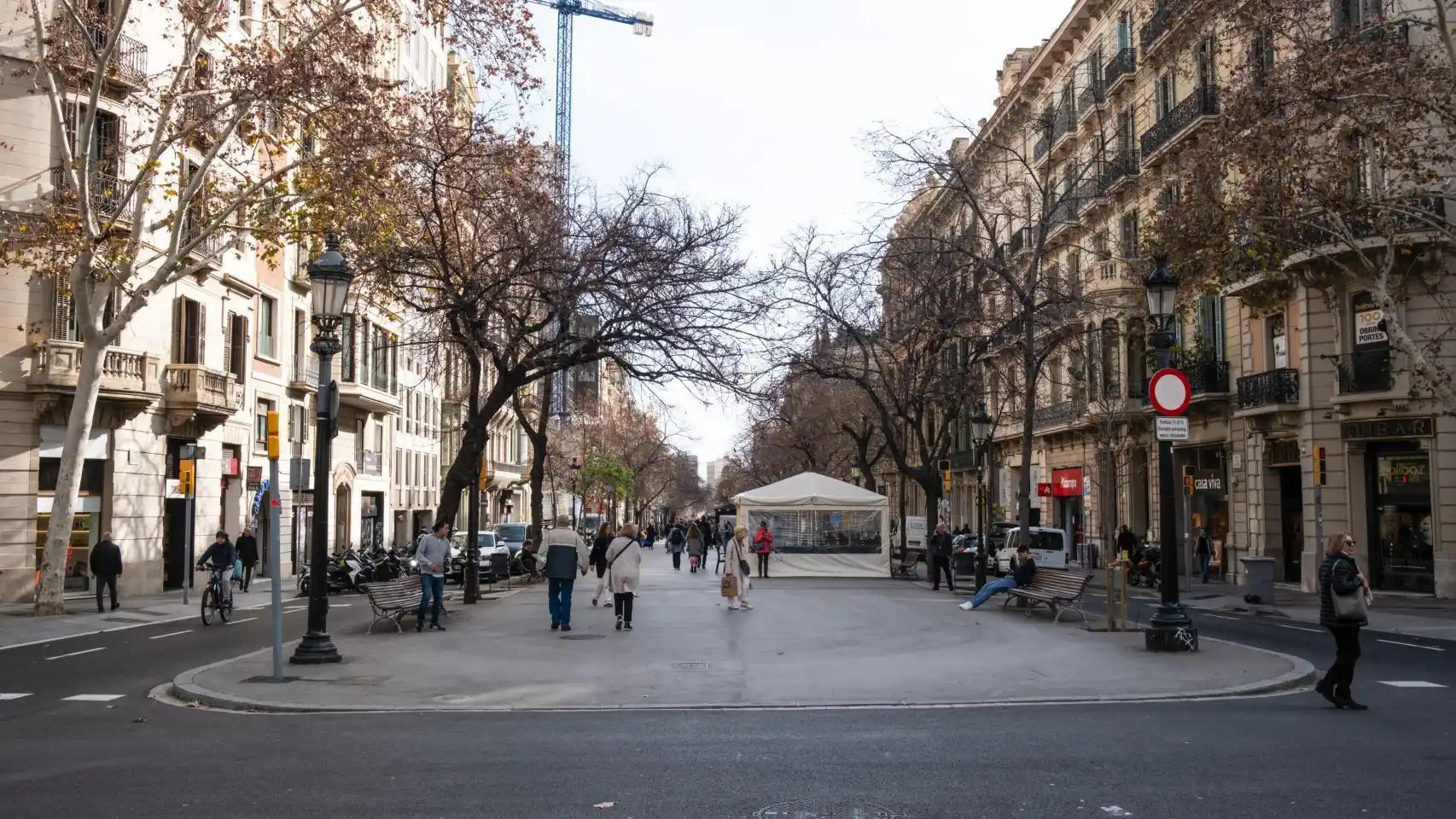 La Rambla Cataluña de Barcelona, donde mora el despacho afectado