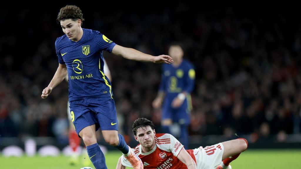 Julián Álvarez regatea a Declan Rice durante el Arsenal-Atlético