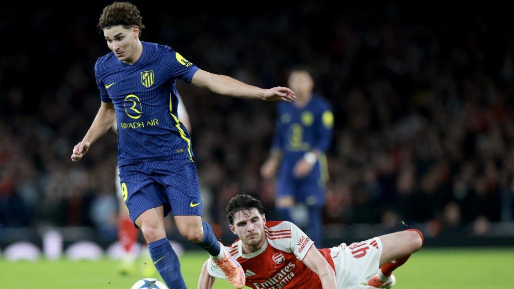 Julián Álvarez regatea a Declan Rice durante el Arsenal-Atlético