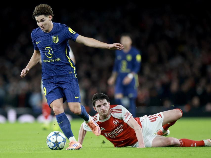 Julián Álvarez regateja Declan Rice durant l'Arsenal-Atlètic