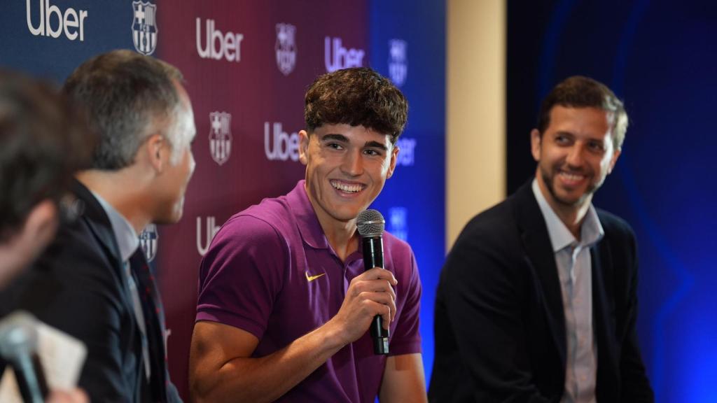 Pau Cubarsí parla durant l'acte de presentació de l'aliança entre Uber i el Barça