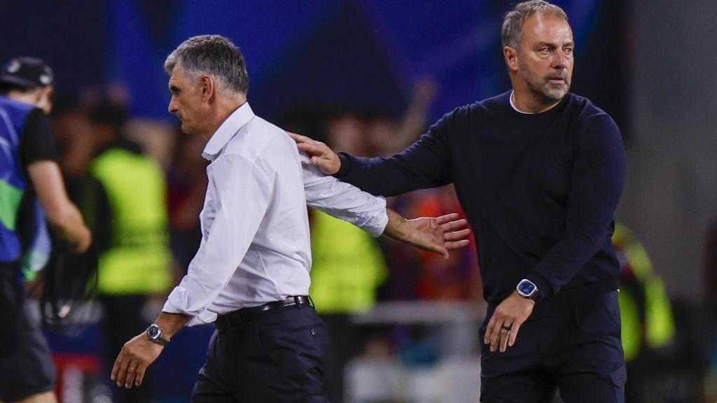 Mendilibar saluda a Hansi Flick tras el Barça-Olympiacos