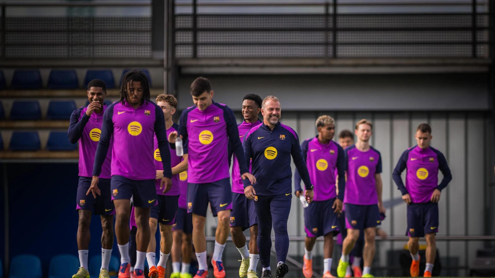 Hansi Flick, sonriente en el último entrenamiento antes del Barça-Olympiacos